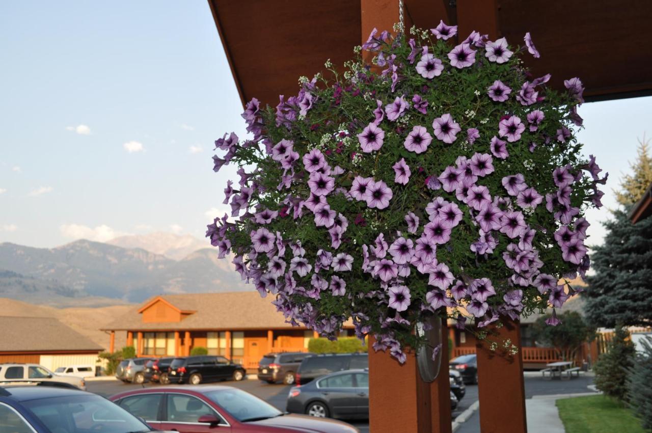 Yellowstone Village Inn&Suites Gardiner Esterno foto