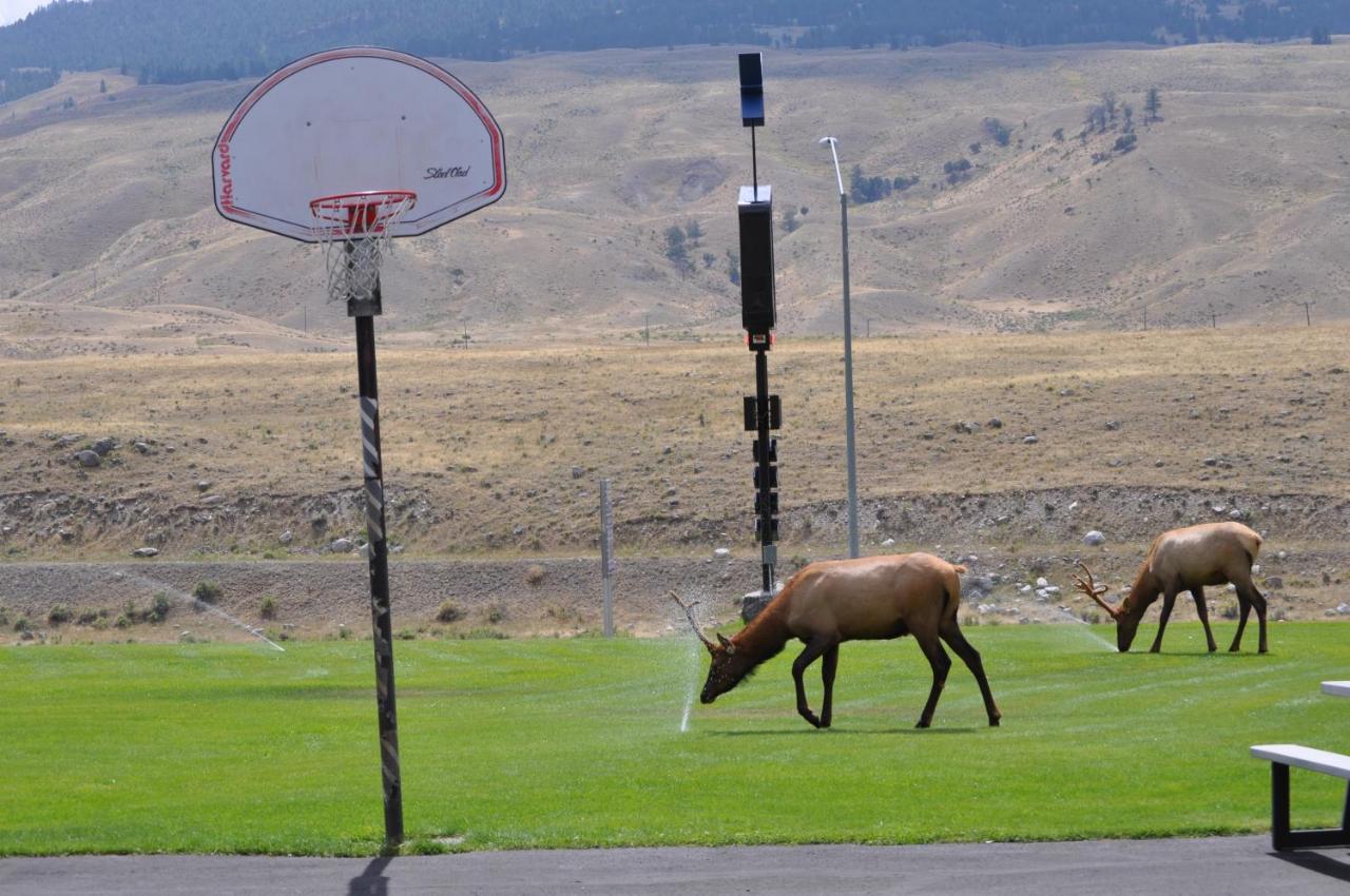 Yellowstone Village Inn&Suites Gardiner Esterno foto