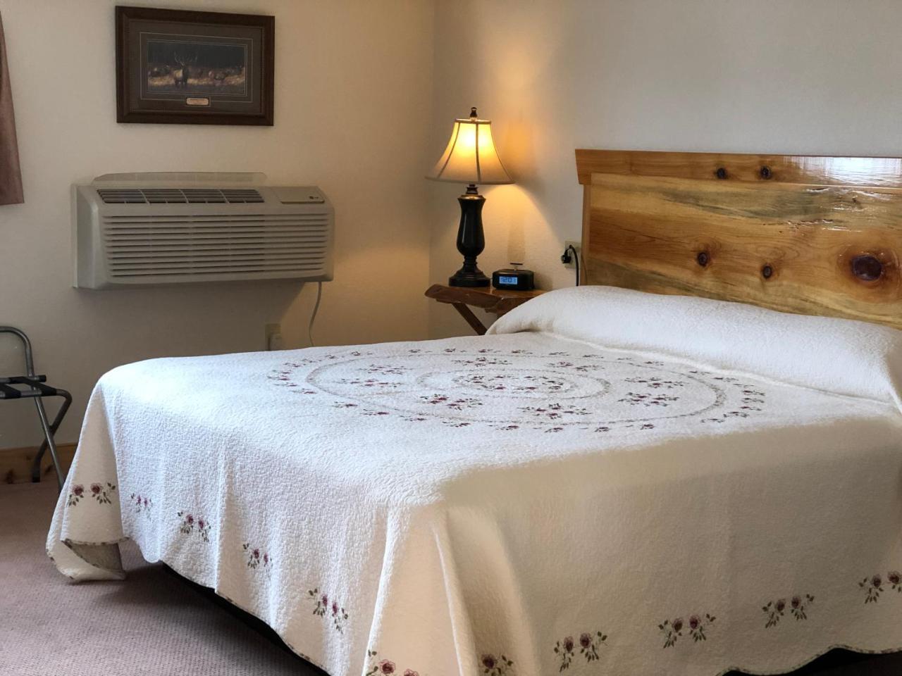 Yellowstone Village Inn&Suites Gardiner Esterno foto