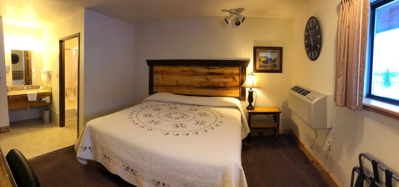 Yellowstone Village Inn&Suites Gardiner Esterno foto
